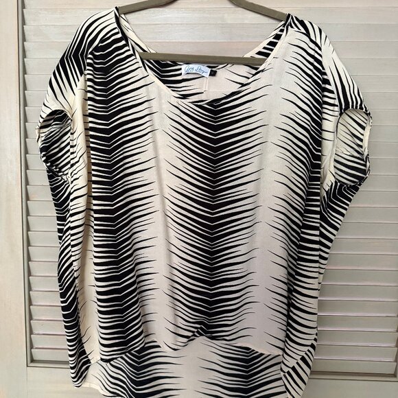 Ava Sky Top, Size S but can fit M or L as runs very large - Picture 1 of 4